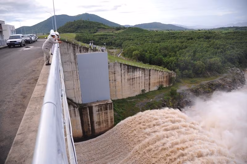 Phú Yên nước ngập, ách tắc giao thông nhiều nơi, thủy điện xả lũ 2.500m3/giây -0