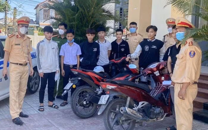 Nhóm thanh thiếu niên mang hung khí tự chế náo loạn đường phố tại cơ quan công an. (Ảnh: Công an cung cấp)