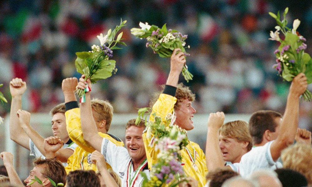Các cầu thủ Anh vẫy chào khán giả sau trận tranh hạng ba World Cup 1990 với chủ nhà Italia trên sân vận động San Nicola ở Bari, tháng 7/1990. Italia giành chiến thắng 2-1 chung cuộc, trong đó bàn mở tỷ số của Roberto Baggio được ghi ở phút 71. Bobby Robson gỡ hòa cho Anh, trước khi Salvatore Schillaci ấn định chiến thắng cho đội chủ nhà trên chấm penalty ở phút 86. (Ảnh: Getty Images) Những khoảnh khắc đáng nhớ trong lịch sử đối đầu Italia - Anh -0
