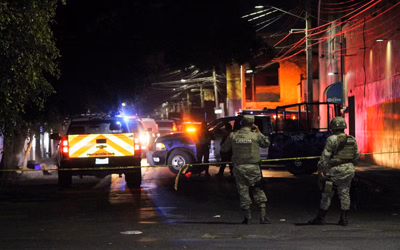 Binh sĩ bảo vệ hiện trường vụ xả súng tại Celaya, Mexico, ngày 23/5/2022. (Ảnh: Reuters)