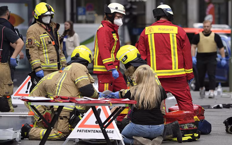Nhân viên cứu nạn đang hỗ trợ người bị thương do vụ đâm xe ở thủ đô Berlin, Đức, ngày 8/6. (Ảnh: Reuters)
