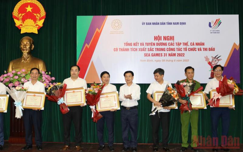Chủ tịch UBND tỉnh Nam Định Phạm Đình Nghị trao tặng Bằng khen cho đại diện các tập thể có thành tích xuất sắc trong công tác tổ chức SEA Games 31 trên địa bàn tỉnh. Nam Định tuyên dương các tập thể, cá nhân xuất sắc tại SEA Games 31 -0