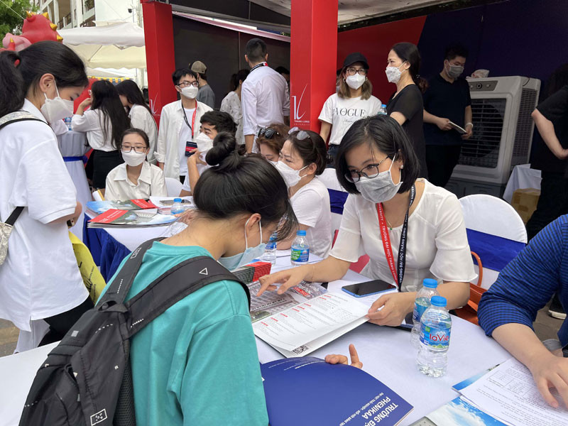 Trường Đại học Phenikaa tư vấn tuyển sinh.