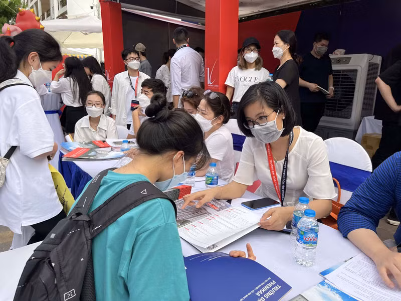 Trường Đại học Phenikaa tư vấn tuyển sinh.