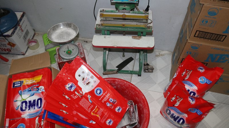 Cân, máy ép phục vụ làm hàng giả. Phát hiện gần hai tấn hàng hóa làm giả -0