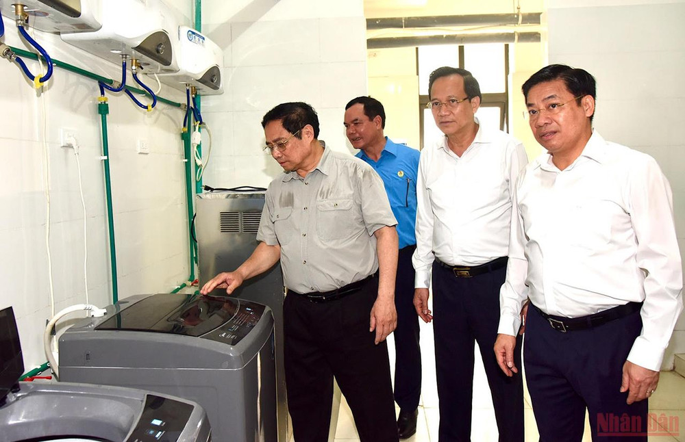 Thủ tướng Phạm Minh Chính kiểm tra điều kiện sinh hoạt của công nhân ở khu nhà ở xã hội do Công ty TNHH Fuji xây dựng. Thủ tướng Phạm Minh Chính thăm công nhân ở khu công nghiệp tỉnh Bắc Giang -3