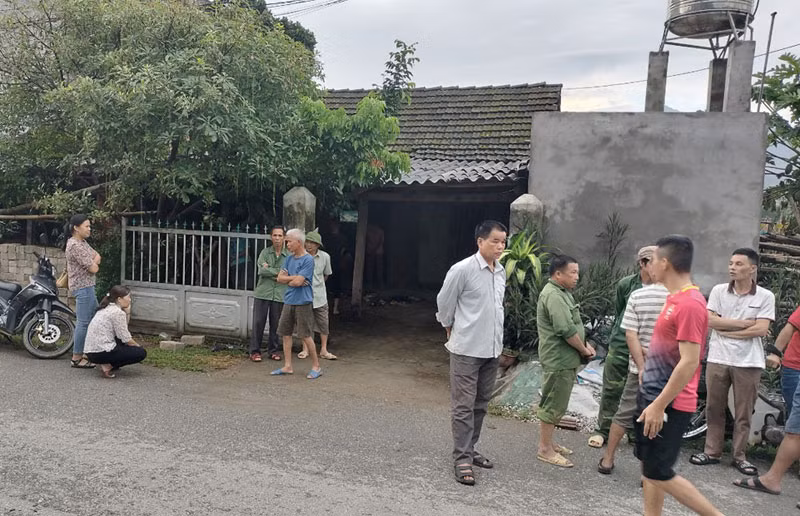 Người dân trong xã tới thăm hỏi, hỗ trợ gia đình nạn nhân bị chết do sét đánh.