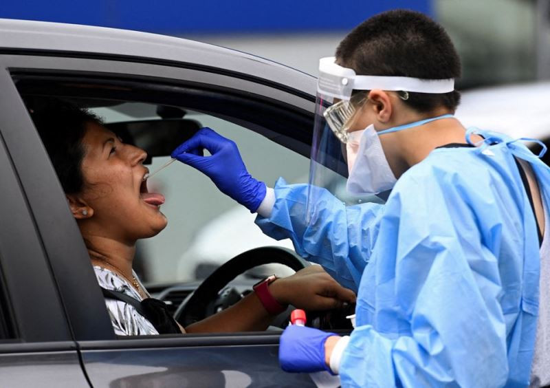 Lấy mẫu xét nghiệm Covid-19 tại Sydney, Australia, ngày 5/1/2022. (Ảnh: REUTERS) Nhiều nước châu Âu ghi nhận mức cao kỷ lục số ca mắc mới Covid-19 -0