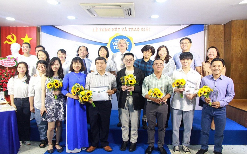 Thành viên Ban tổ chức, Ban giám khảo cùng các tác giả đoạt giải chụp hình lưu niệm tại buổi trao giải.