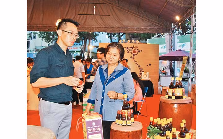 Trưng bày các sản phẩm gia vị Việt tại Hội chợ Hàng Việt Nam chất lượng cao năm 2019 ở thành phố Hồ Chí Minh. (ảnh Trần Quỳnh) 