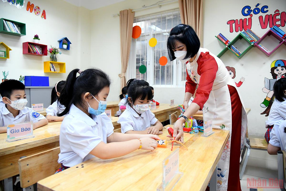 Những món quà nhỏ được các cô giáo tại Trường tiểu học Phúc Tân (Hoàn Kiếm, Hà Nội) dành tặng cho các con. (ẢNH: THÀNH ĐẠT) Ngày đi học đầu tiên tràn niềm vui của học sinh Hà Nội -0