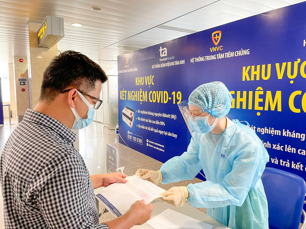 Khách hàng nhận kết quả xét nghiệm nhanh tại sân bay. Triển khai xét nghiệm Covid-19 tại sân bay Tân Sơn Nhất -0
