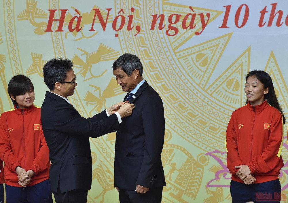 Phó Thủ tướng Vũ Đức Đam trao Huân chương Lao động hạng Nhất tặng Huấn luyện viên trưởng Mai Đức Chung. Thủ tướng Chính phủ gặp mặt Đội tuyển bóng đá nữ quốc gia -0