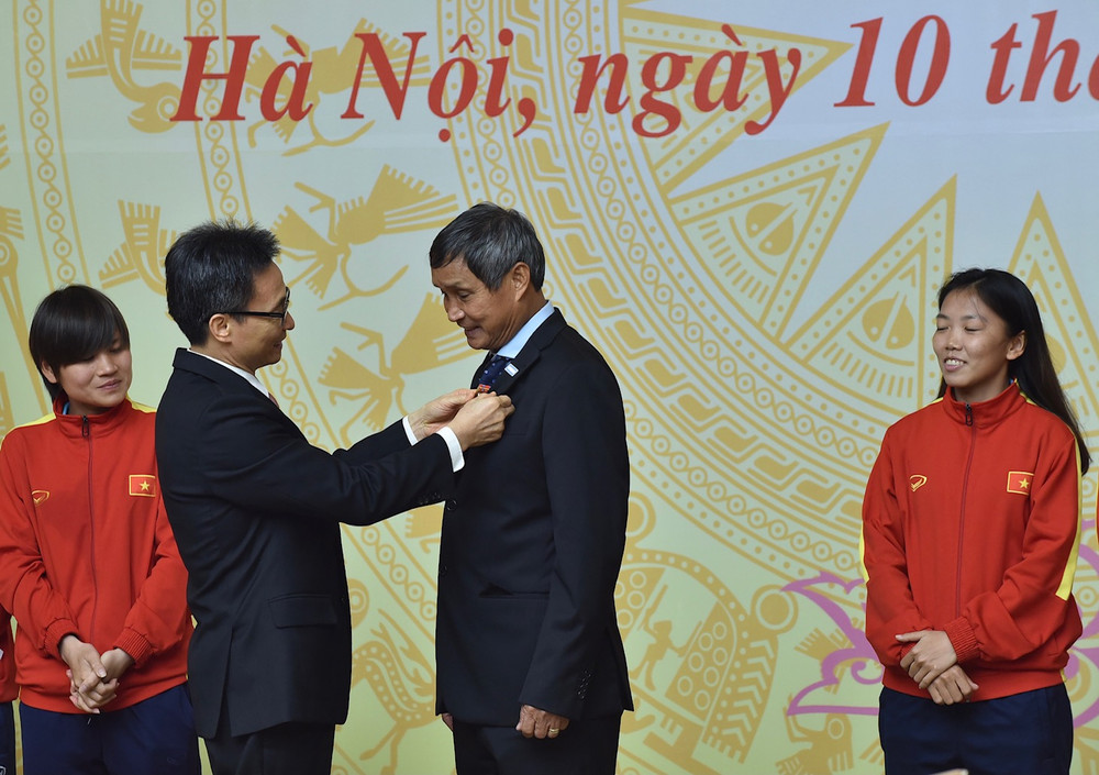 Phó Thủ tướng Vũ Đức Đam trao Huân chương Lao động hạng Nhất tặng Huấn luyện viên trưởng Mai Đức Chung. Chiến thắng có giá trị truyền cảm hứng, lan tỏa những điều tốt đẹp trong xã hội -0