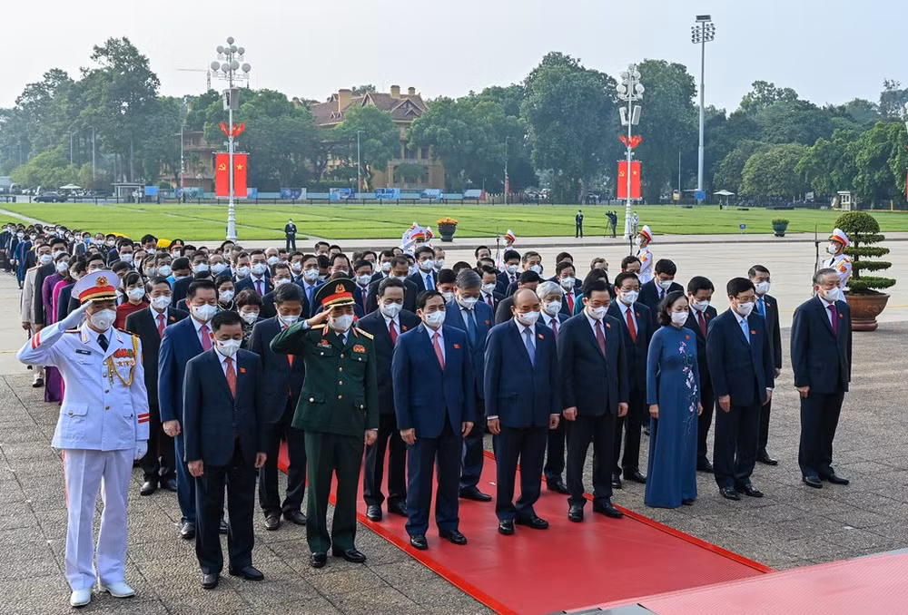Các đại biểu Quốc hội vào Lăng viếng Chủ tịch Hồ Chí Minh -0