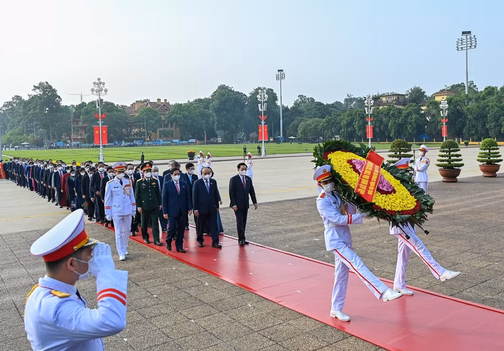 Các đại biểu Quốc hội vào Lăng viếng Chủ tịch Hồ Chí Minh