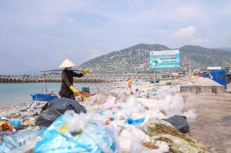 Rác thải bừa bãi dồn tụ lâu ngày, ngập đầy bờ biển xã Cá Ná.