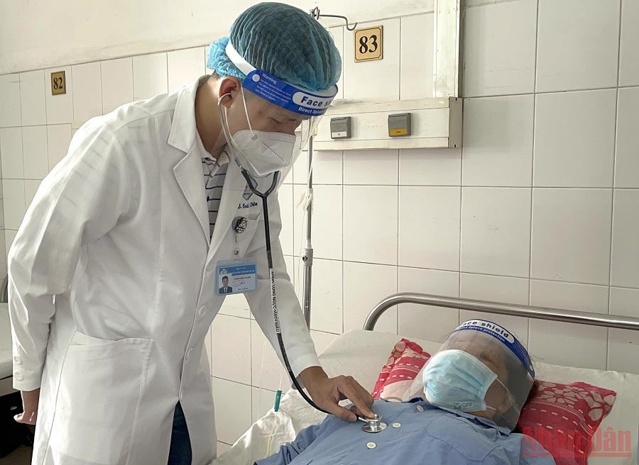 Sau phẫu thuật, Bệnh nhân D.T.H.K., sinh tồn ổn đinh. 8 giờ phẫu thuật cứu bệnh nhân xuất huyết tiêu hóa do rò động mạch chủ ngực – thực quản -0