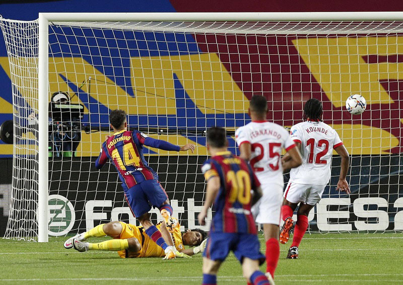 Coutinho gỡ hòa 1-1 cho Barca. (Ảnh: Reuters) Barca đứt mạch thắng, Real lên đỉnh La Liga -0