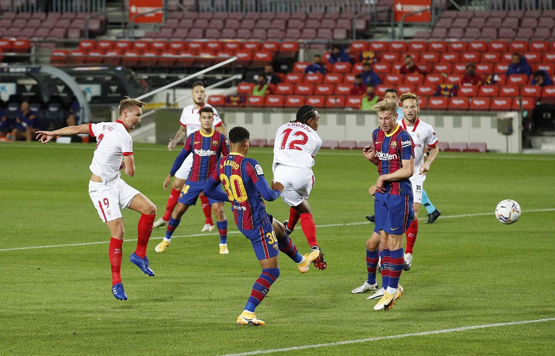Luuk De Jong (số 9) khiến Barca phải nhận bàn thua đầu tiên ở mùa giải mới. (Ảnh: Reuters) Barca đứt mạch thắng, Real lên đỉnh La Liga -0