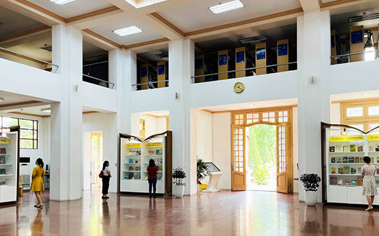 Trưng bày nhân kỷ niệm 110 năm ngày Bác Hồ ra đi tìm đường cứu nước ảnh 1 Trưng bày nhân kỷ niệm 110 năm ngày Bác Hồ ra đi tìm đường cứu nước -0