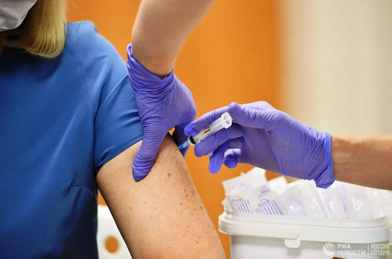 Tiêm vaccine Sputnik V cho một tình nguyện viên tại Phòng khám số 62 ở Moscow. (Nguồn: RIA-Novosti)