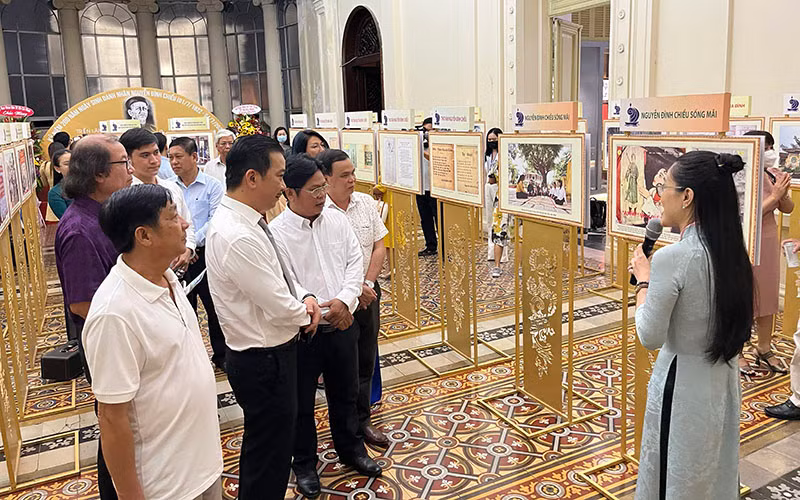 Đại biểu tham quan triển lãm trong buổi khai mạc.