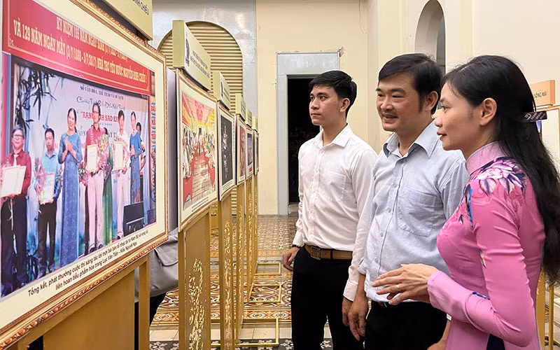 Triển lãm “Danh nhân văn hóa Nguyễn Đình Chiểu - Cuộc đời và sự nghiệp” tại Thành phố Hồ Chí Minh -0