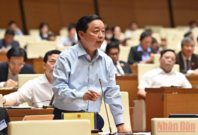 Bộ trưởng Tài nguyên và Môi trường Trần Hồng Hà tham gia giải trình chất vấn của đại biểu Quốc hội. (Ảnh: KHOA LINH) Nhân rộng các mô hình hữu cơ hóa để khắc phục tình trạng suy thoái đất -0