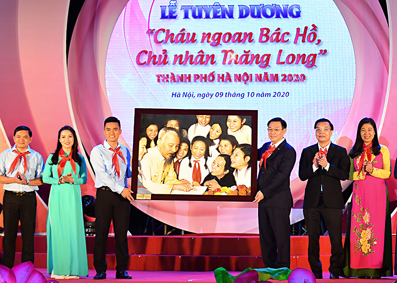 Đồng chí Vương Đình Huệ trao bức tranh "Bác Hồ với thiếu nhi" tặng Hội đồng Đội thành phố Hà Nội. Tuyên dương 66 “Thiếu nhi tiêu biểu làm theo lời Bác” của Thủ đô -0