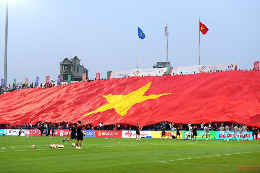 Đại kỳ Việt Nam rộng 3000m2 được trải dài trên khán đài sân Việt Trì. U23 Việt Nam - U23 Indonesia: Đội hình mạnh nhất được ra sân -0