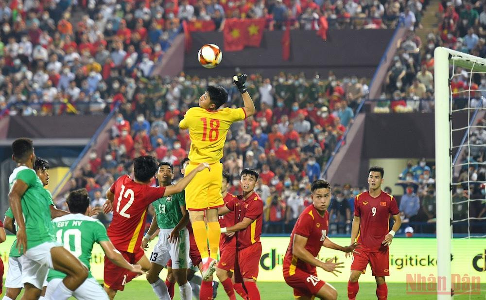(Ảnh: THÀNH ĐẠT) Trận đấu diễn ra cẳng thẳng -2