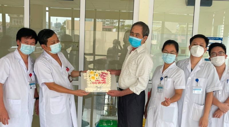 Bệnh nhân đón sinh nhật tại bệnh viện. Hơn 1 năm sống cùng lá phổi mới -0