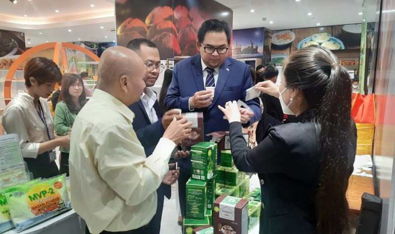 Các đại biểu tham quan các sản phẩm của doanh nghiệp Thành phố Hồ Chí Minh trưng bày tại Showroom Trung tâm Xúc tiến thương mại và Đầu tư Thành phố Hồ Chí Minh, quận 1. Đẩy mạnh xuất khẩu sang Malaysia và các nước Hồi giáo -0