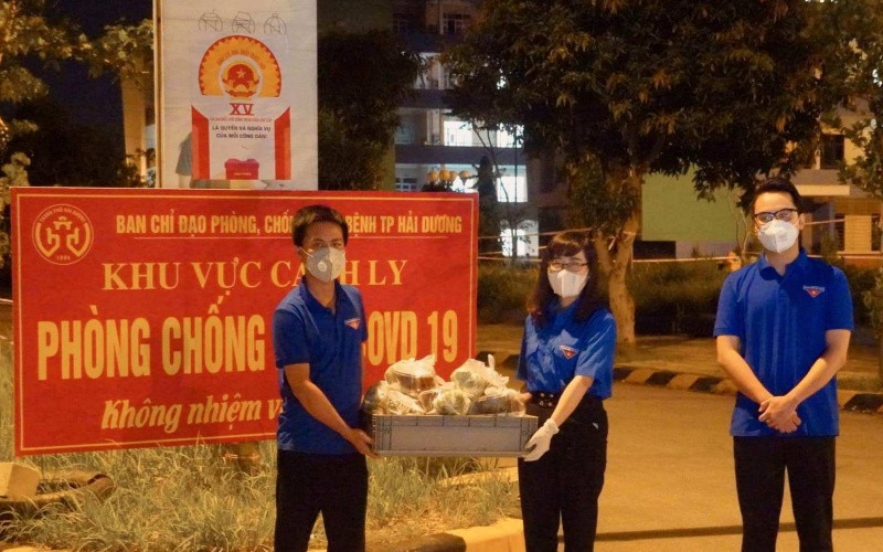 Tuổi trẻ Hải Dương tổ chức “Bếp ăn thanh niên” phục vụ các suất ăn tới lực lượng tuyến đầu chống dịch. (Ảnh: Quốc Vinh) Bài 3: Tỏa sáng tình dân tộc, nghĩa đồng bào -0