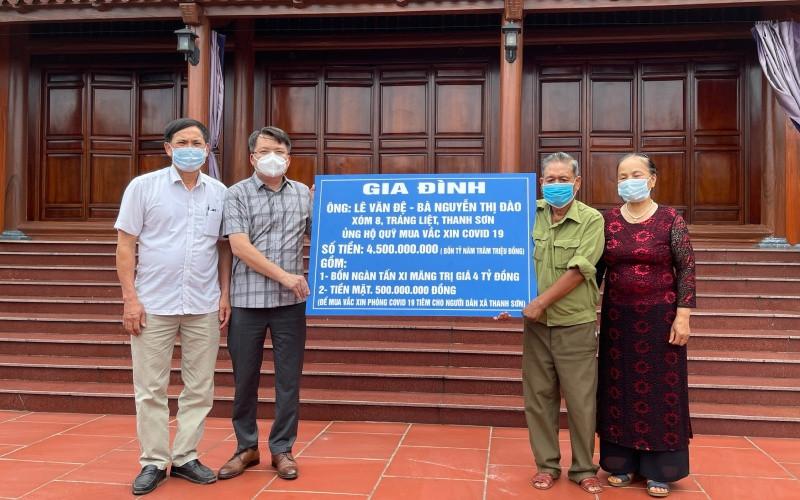 Gia đình ông Lê Văn Đệ, ở xã Thanh Sơn, huyện Thanh Hà (Hải Dương) ủng hộ công tác phòng, chống dịch tỉnh Hải Dương 4,5 tỷ đồng. (Ảnh: Quốc Vinh) Bài 3: Tỏa sáng tình dân tộc, nghĩa đồng bào -0