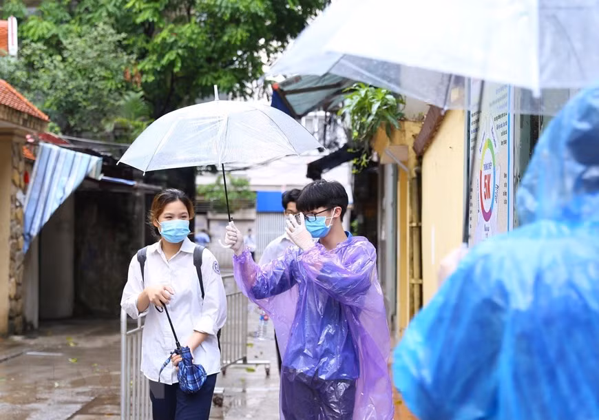 Tuyển sinh lớp 10 ở Hà Nội: Thí sinh “đội mưa” đến điểm thi -0