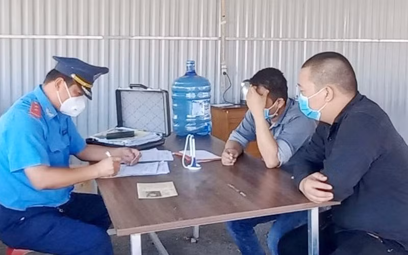 Cơ quan chức năng lập biên bản vi phạm đối với 2 lái xe.