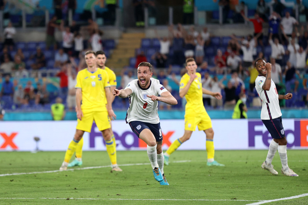 Jordan Henderson cũng góp một bàn, pha lập công đầu tiên của tiền vệ này cho đội tuyển Anh trong 62 lần ra sân. (Ảnh: UEFA) Những hình ảnh ấn tượng tại tứ kết EURO 2020 -0