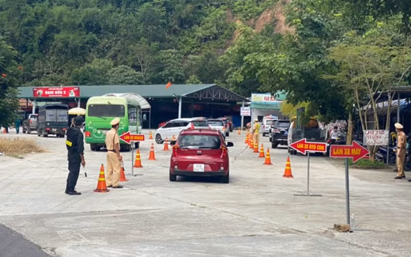 Lực lượng chức năng hướng dẫn phương tiện khai báo y tế tại chốt phòng, chống dịch trên quốc lộ 20, địa bàn huyện Đạ Huoai, tỉnh Lâm Đồng.
