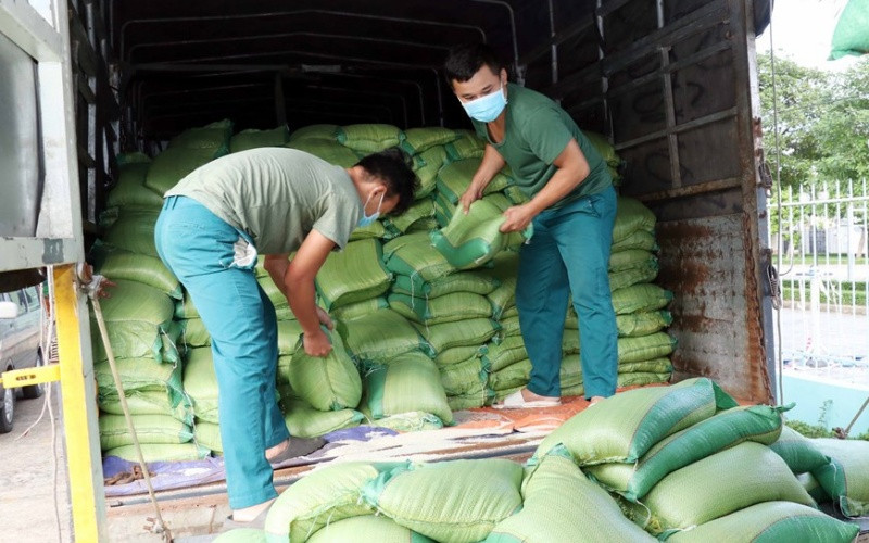 Các chiến sĩ lực lượng vũ trang TP Hồ Chí Minh chuyển gạo do Đảng bộ, nhân dân tỉnh An Giang trao tặng đến các quận, huyện, bệnh viện dã chiến phòng, chống dịch Covid-19 trên địa bàn thành phố. (Ảnh: Xuân Khu/TTXVN) ttxvn_chuyen_xe_11-1626670101154.jpeg