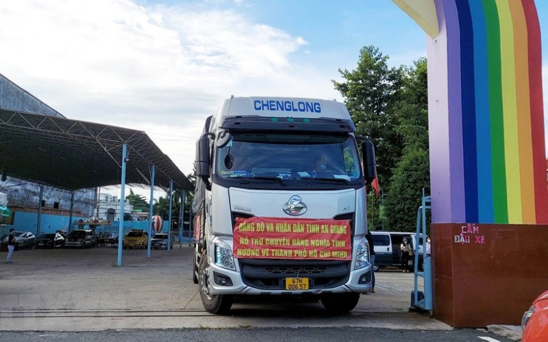 Đoàn xe chở 60 tấn gạo của Đảng bộ, nhân dân tỉnh An Giang tiến vào khu tiếp nhận tại TP Thủ Đức. (Ảnh: Xuân Khu/TTXVN) ttxvn_chuyen_xe_13-1626670101467.jpeg