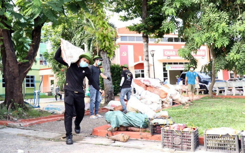 Kịp thời bốc dỡ, vận chuyển để phân phối hàng hóa đến với người dân. (Ảnh: Xuân Khu/TTXVN) ttxvn_chuyen_xe_6-1626670086120.jpeg