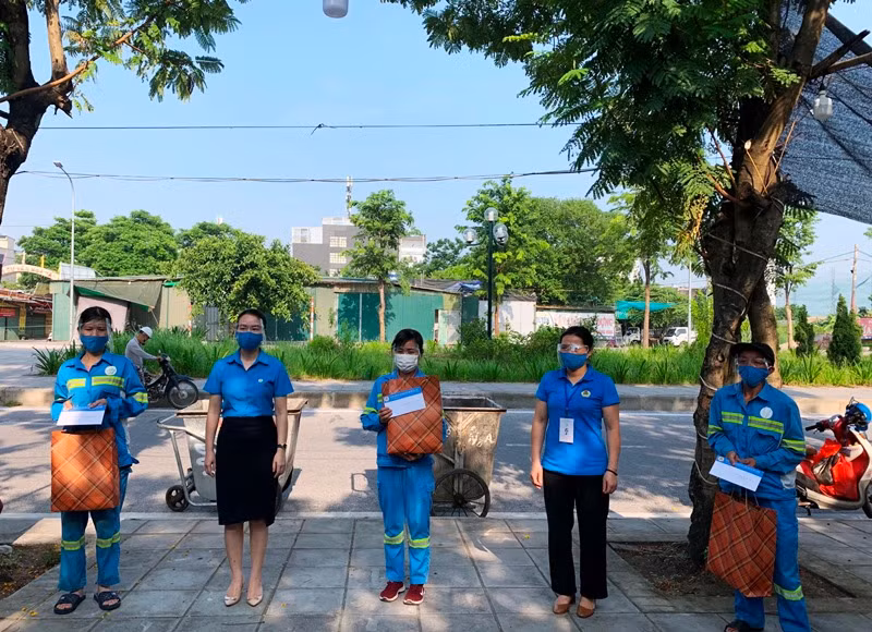 Tặng xe máy cho nữ công nhân vệ sinh môi trường bị cướp -0