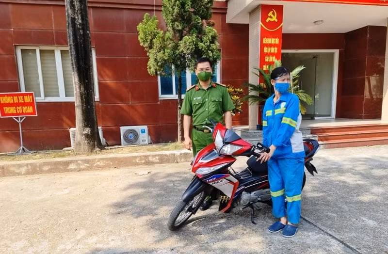 Công an quận Nam Từ Liêm (Hà Nội) tặng xe máy cho chị Lê Thị Trâm, nữ công nhân vệ sinh môi trường bị cướp.