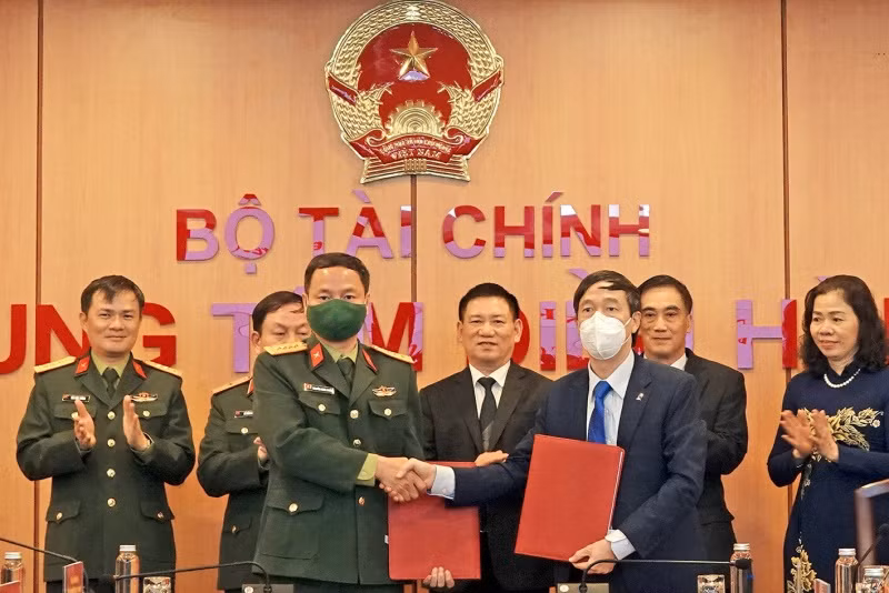 Lãnh đạo Bộ Tài chính và Tập đoàn Viettel ký hợp tác hỗ trợ đào tạo chuyển đổi số.