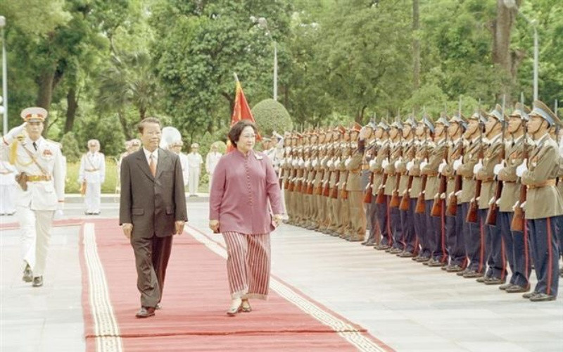 Chủ tịch nước Trần Đức Lương và Tổng thống Indonesia Megawati Sukarnoputri duyệt đội danh dự quân đội nhân dân Việt Nam trong chuyến thăm chính thức Việt Nam từ ngày 25-27/6/2003. (Ảnh: Nguyễn Khang/TTXVN) Con gái Tổng thống Indonesia kể chuyện “Đôi dép Bác Hồ” -0