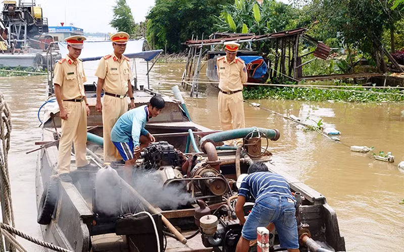 Ngành chức năng tỉnh An Giang ngăn chặn quyết liệt hoạt động khai thác cát lậu trên sông. Ảnh: Công an tỉnh