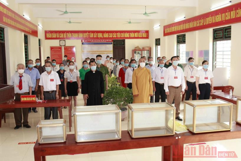 Bà con công giáo thôn Thanh Bình, xã Việt Dân, thị xã Đồng Triều cùng với nhân dân trong thôn thực hiện quyền công dân của mình. Cử tri cả nước nô nức đi bầu cử, thực hiện quyền công dân thiêng liêng -0