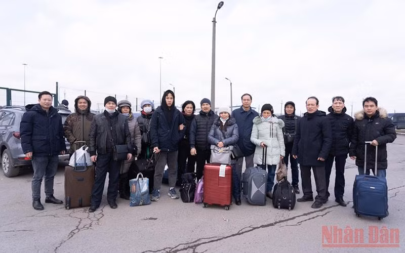Đón người dân tại cửa khẩu Matveev Kurgan. (Ảnh: THANH THỂ)